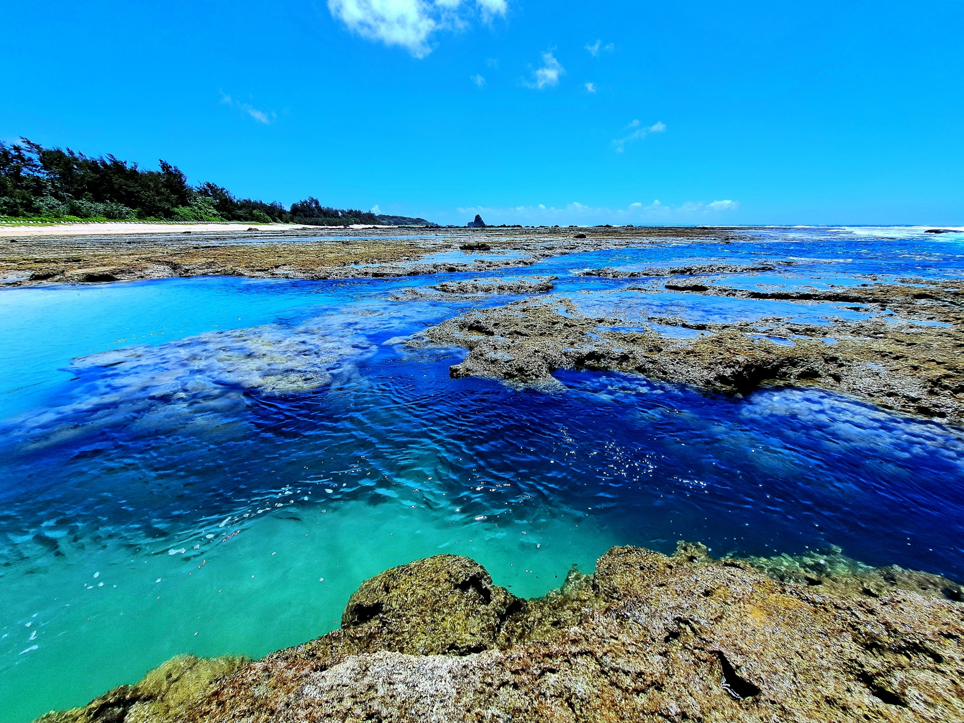 石垣島のエメラルドグリーンに輝く透明度の高い海
